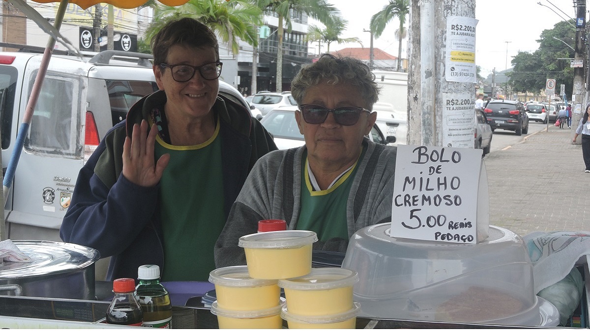 Francisca e Roseli são bastante conhecidas ao vender pamonha, curau e milho verde no centro de Itanhaém