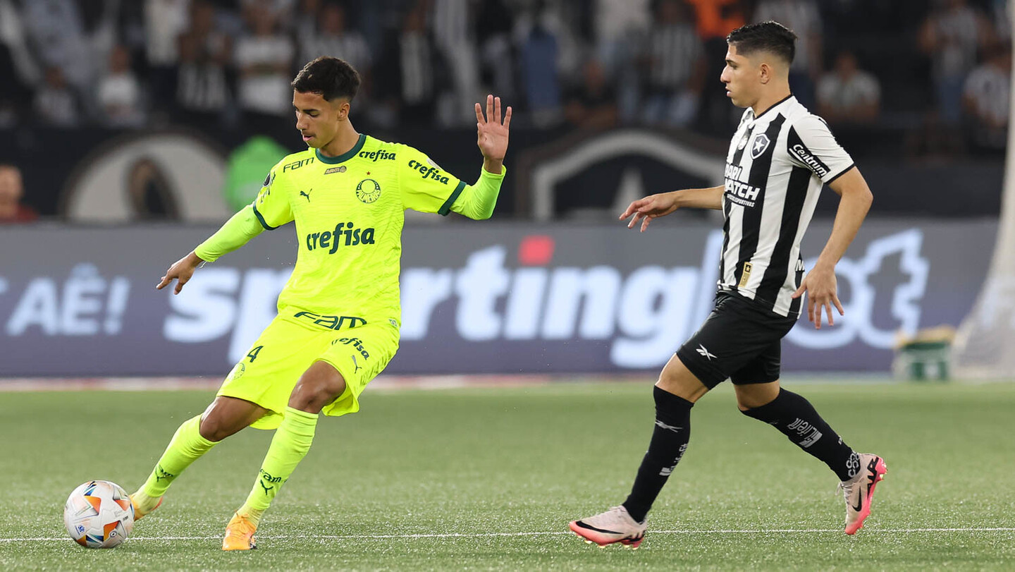 Jogador do Palmeiras, Vitor Reis, disputa bola com o jogador do Botafogo