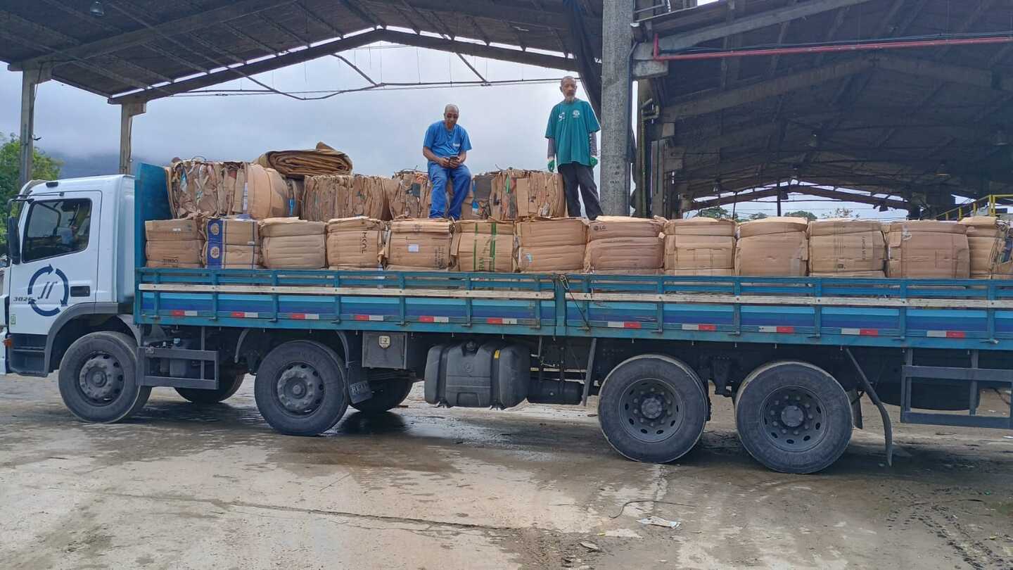 A operação é conduzida pela Cooperativa de Trabalho, Produção e Triagem de Resíduos Sólidos Recicláveis Transfor-Mar