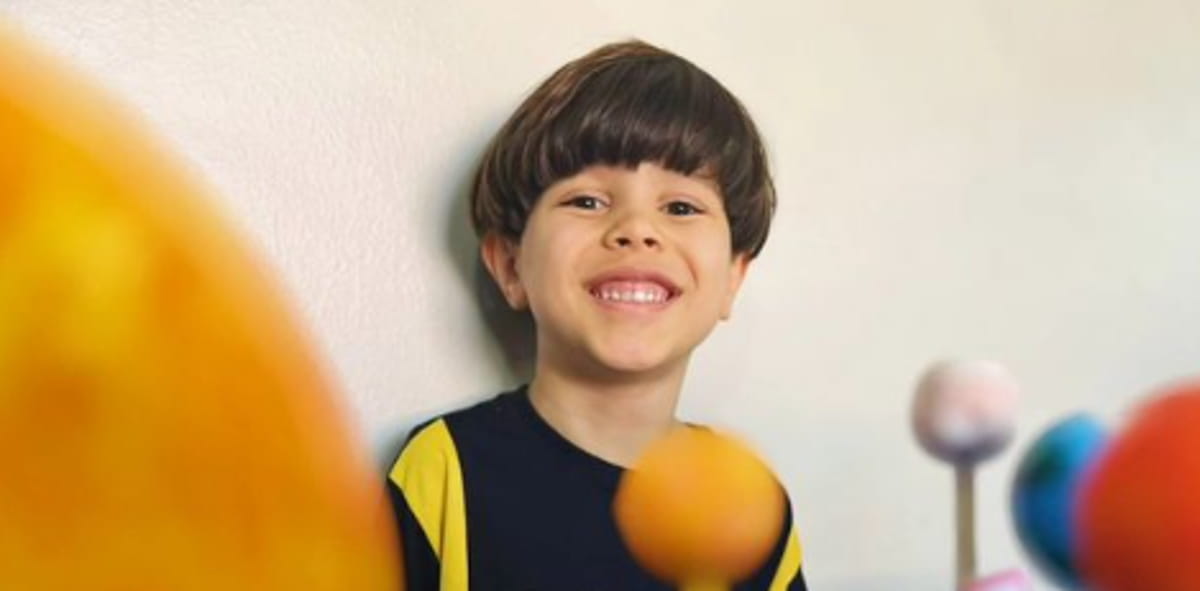 O menino está no Infantil 4, mas faz adaptação curricular e tem um plano educacional individualizado