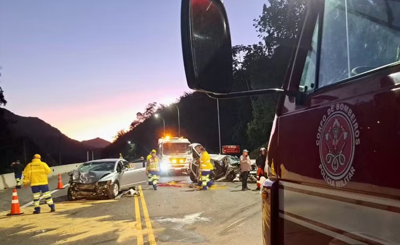 Um homem ficou preso nas ferragens após acidente entre dois carros na Tamoios em Caraguatatuba
