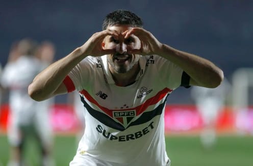 Calleri comemorando um dos gols da partida