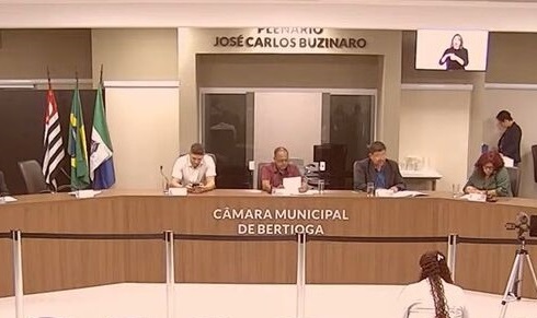 O caso aconteceu em maio deste ano, onde o vereador Eduardo Pereira de Abreu (PSD) se negou a ler um projeto de lei voltado ao público LGBTQIA+