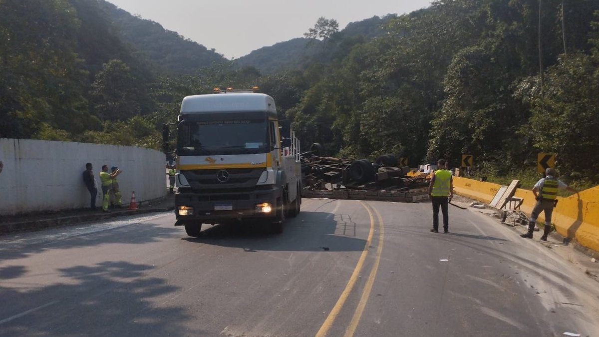 Acidente ocasionou a interdição parcial da rodovia, com lentidão em ambos os sentidos