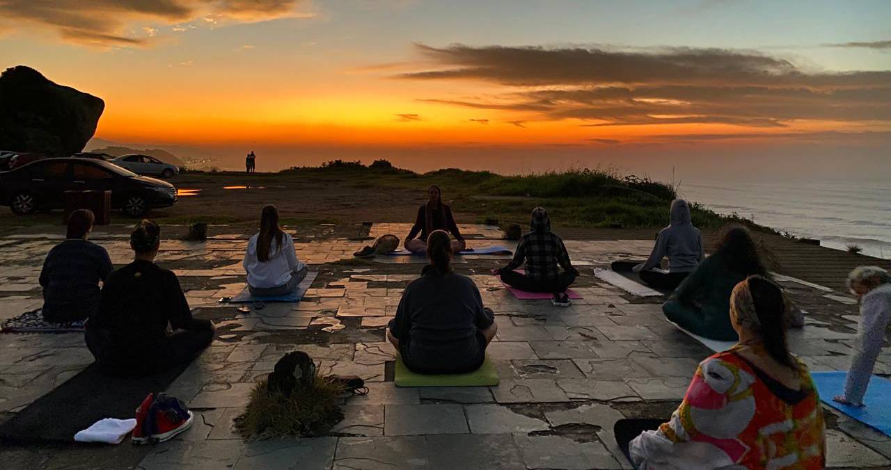 Marina Casali também dá aulas abertas que acontecem na praia do centro