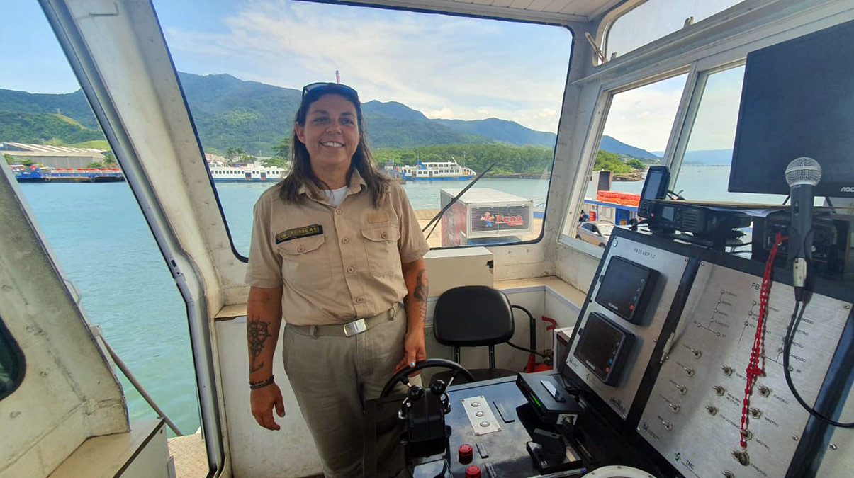 Larissa Tavolaro Ferreira comanda há 15 anos a travessia de balsas entre São Sebastião e Ilhabela