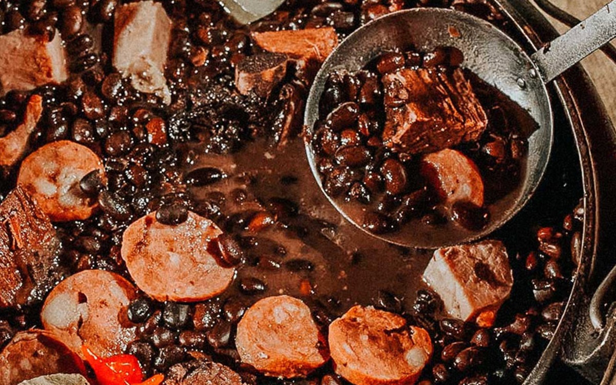 Pesquisa aponta que brasileiros consomem feijoada no frio e aos domingos