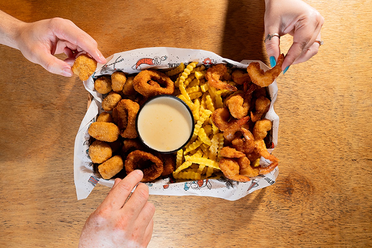 No inverno rola 'Fondue do Mar', um combinado de tiras de peixe, camarões, anéis de lula empanados e batatas, acompanhado do molho de queijo