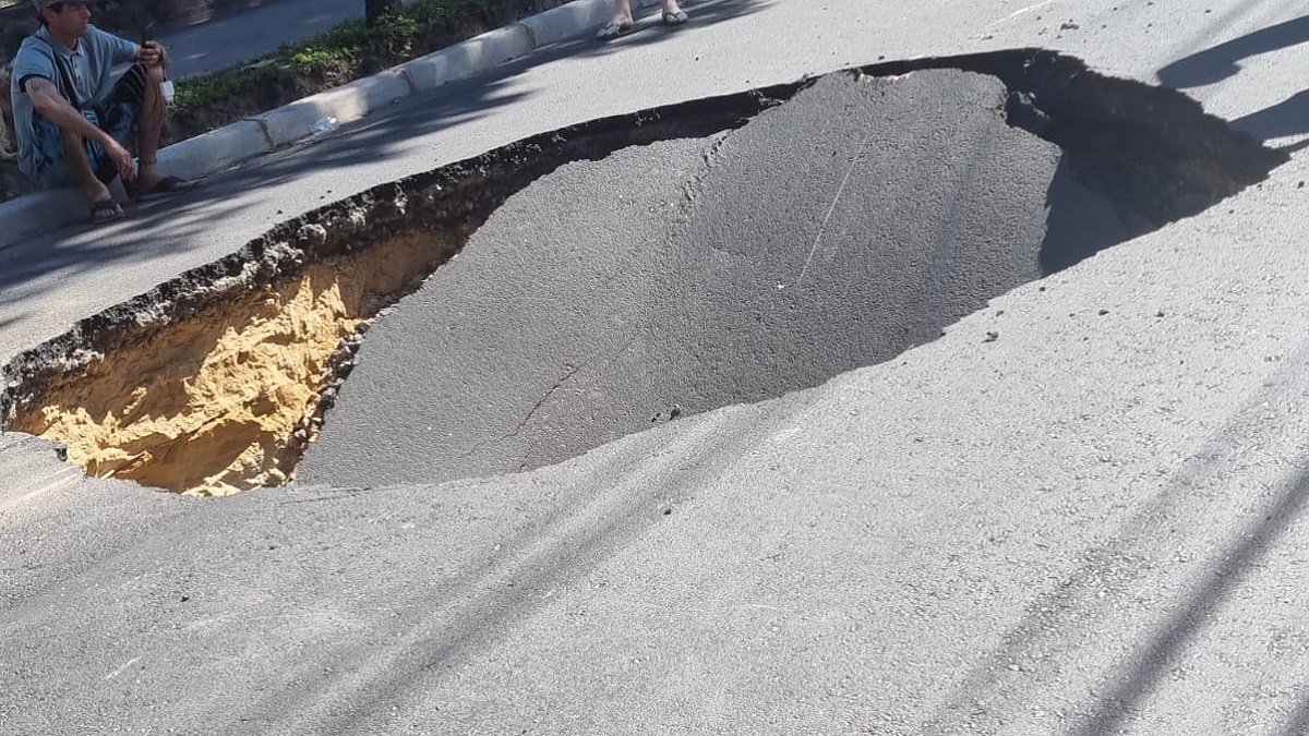 Buraco se abriu na Avenida do Canal 1, em Santos, neste domingo