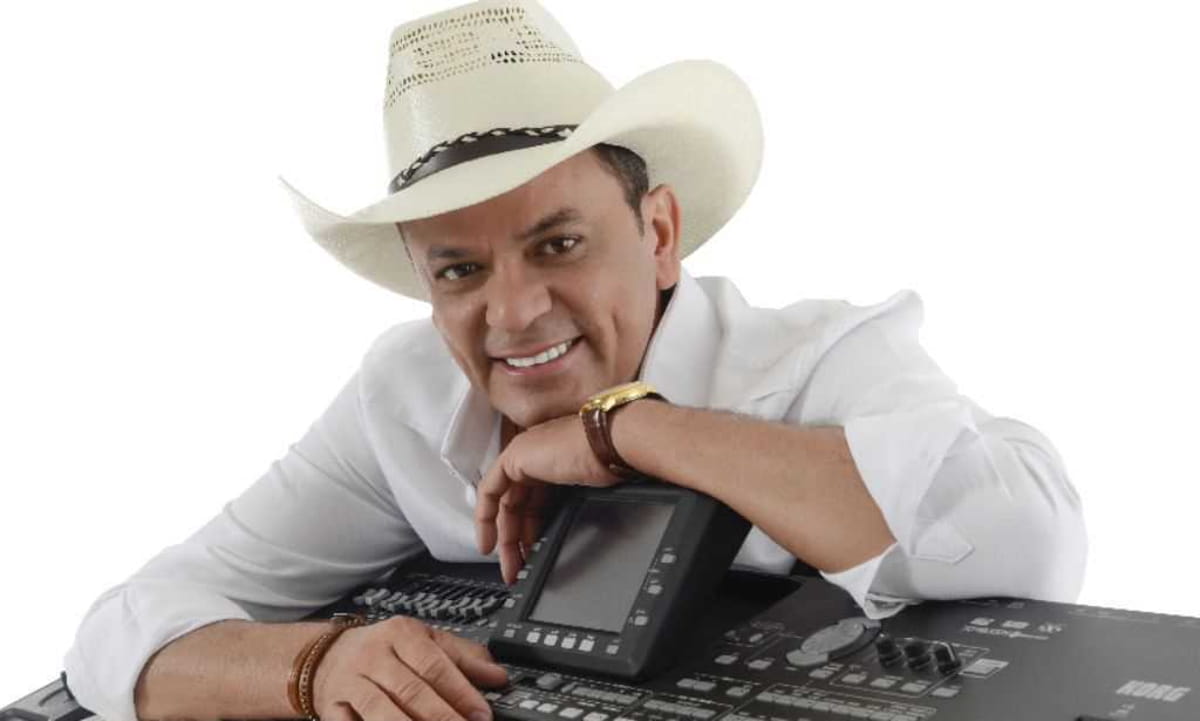 Frank Aguiar se apresenta no domingo (4)