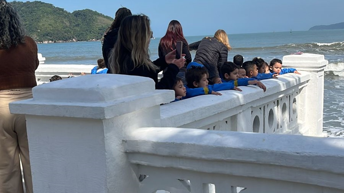 Ressaca 'melou' passeio de crianças de escola em Santos