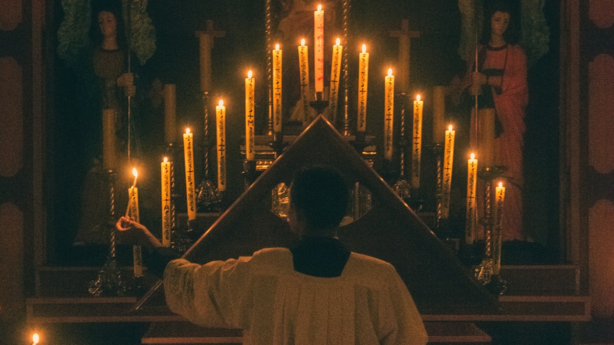 Resumindo de forma muito básica, um pároco, sim, pároco, e não 'parôco', é um presbítero