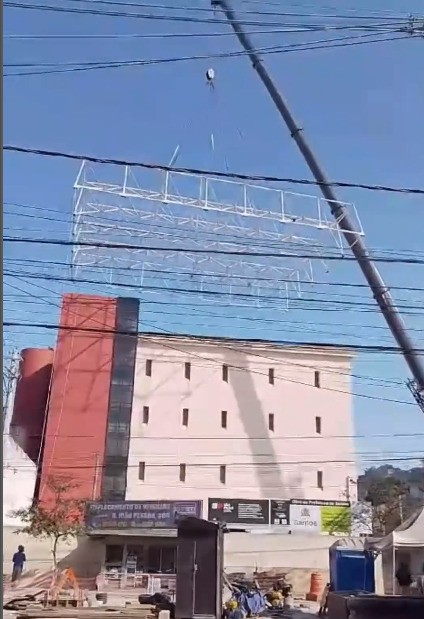 Estrutura metálica tem 320 metros quadrados e pesa quatro toneladas