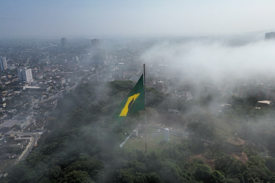 A judoca Larissa Pimenta foi homenageada nesta terça-feira (6) com o hasteamento da bandeira do Brasil no Morro dos Barbosas