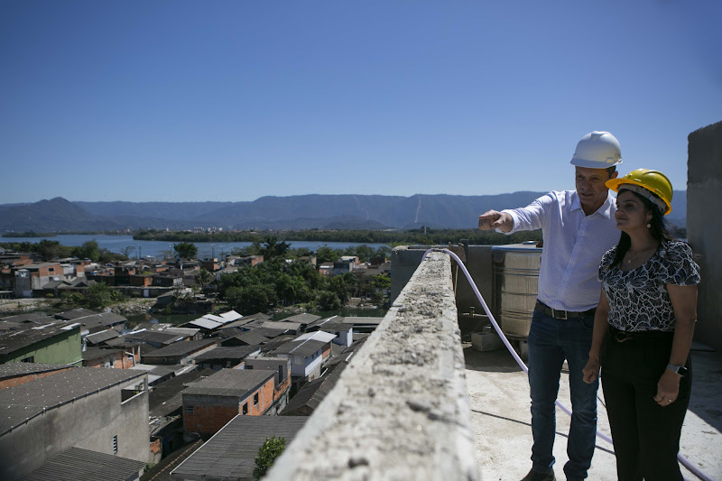O prefeito Rogério Santos em visita às obras da policlínica