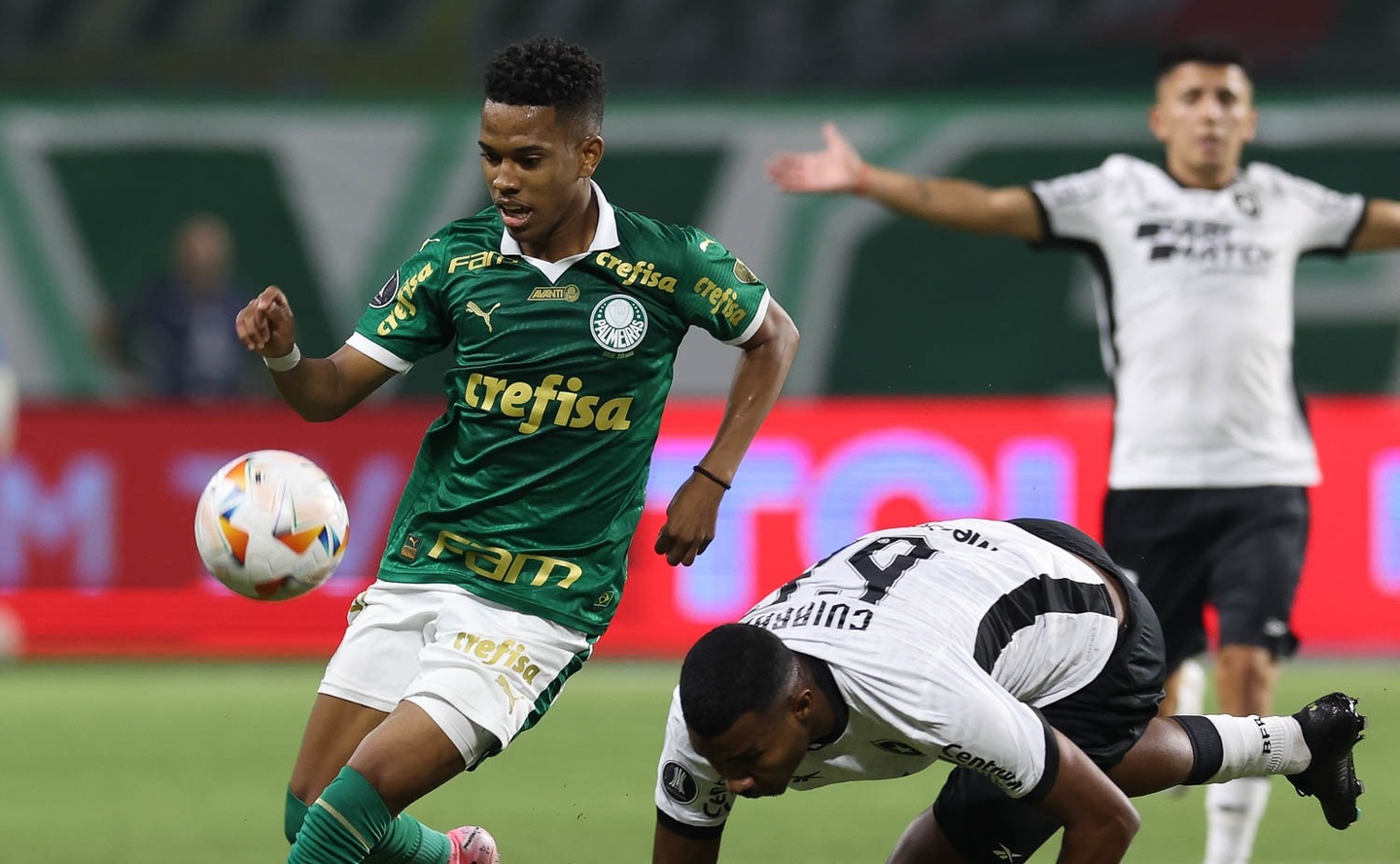Jogador do Palmeiras Estêvão, disputa bola com o jogador do Botafogo