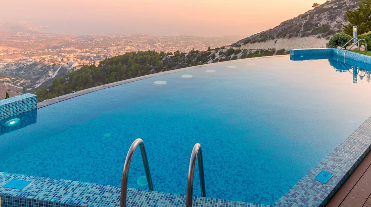 Hotéis estão sofrendo com a queda nas reservas durante as férias de verão