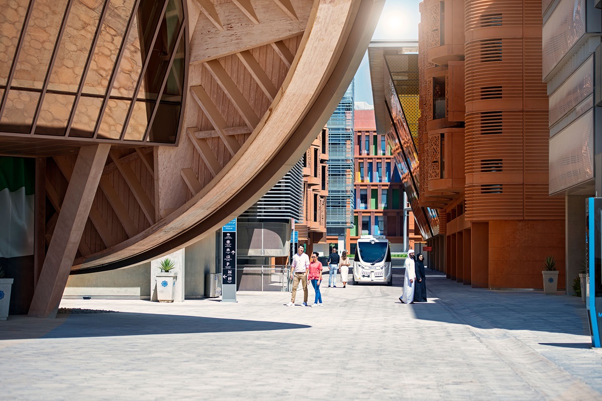 Masdar City foi construída do zero e no meio do deserto do Emirados Árabes