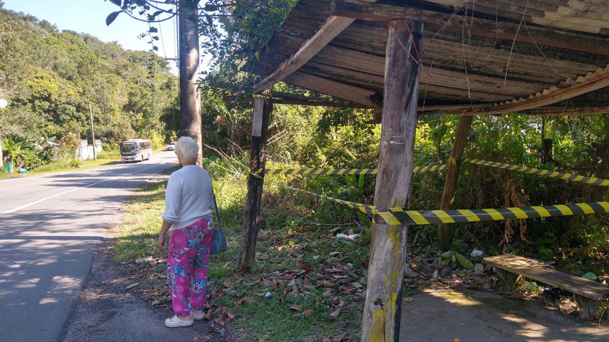 Totalmente sucateados, pontos de ônibus correm risco de desabar