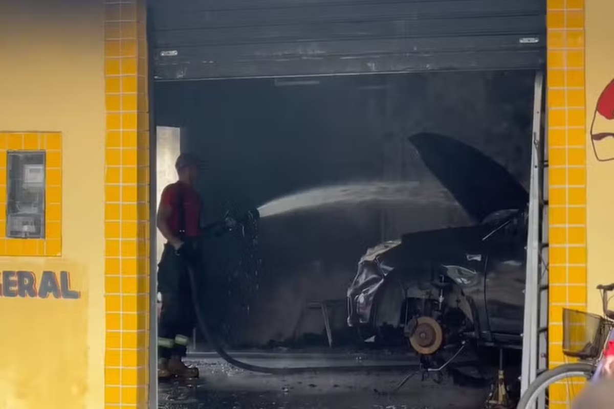 Três veículos foram queimadas dentro da oficina incendiada