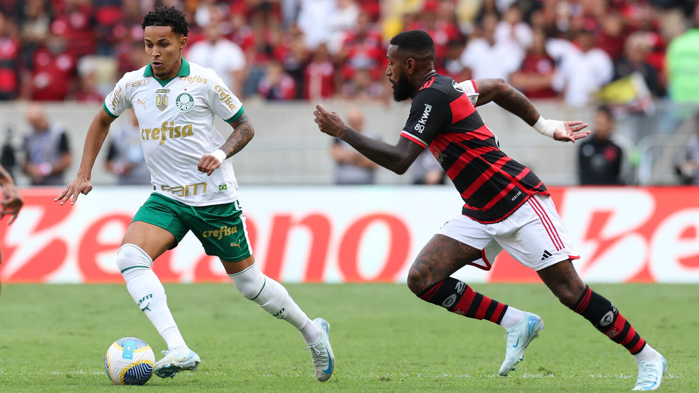 Jogador Lázaro, da SE Palmeiras, disputa bola com o jogador do CR Flamengo