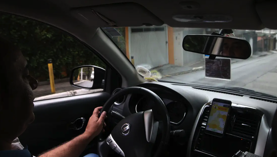 Saiba em quais situações o motorista pode dirigir descalço