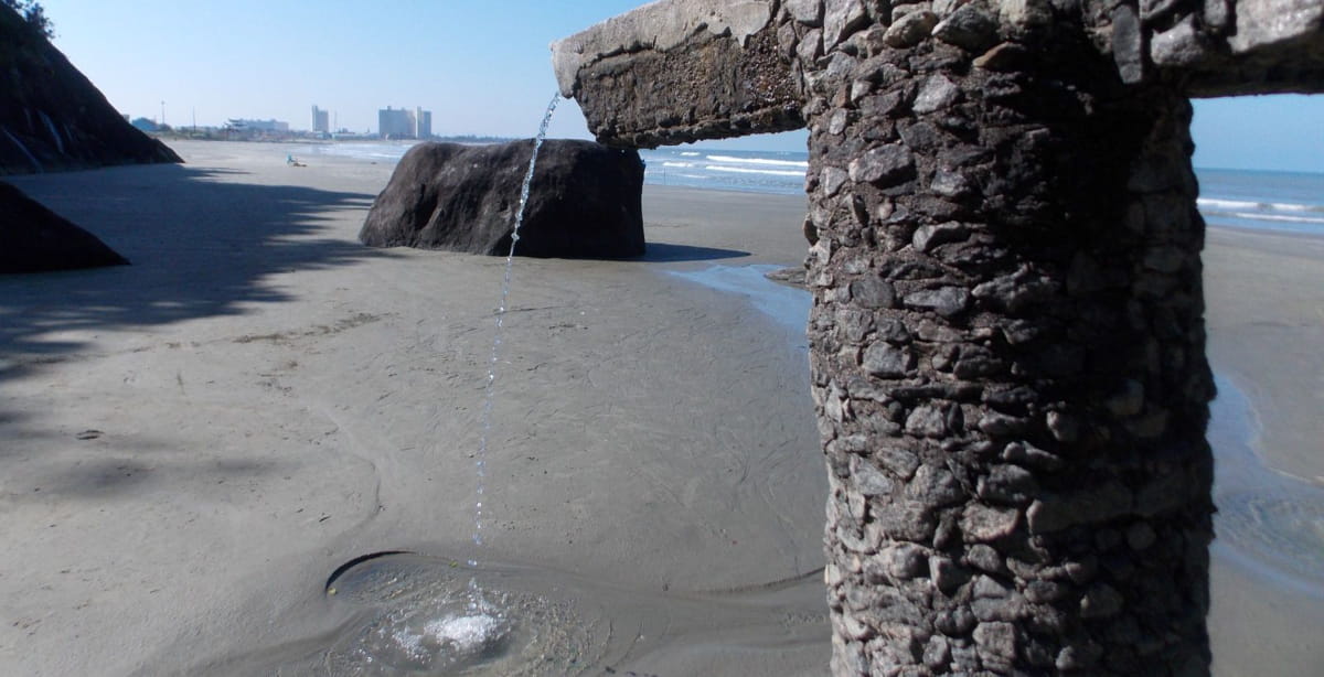 Há uma bica natural que desce da encosta, perfeita para tirar o sal do corpo