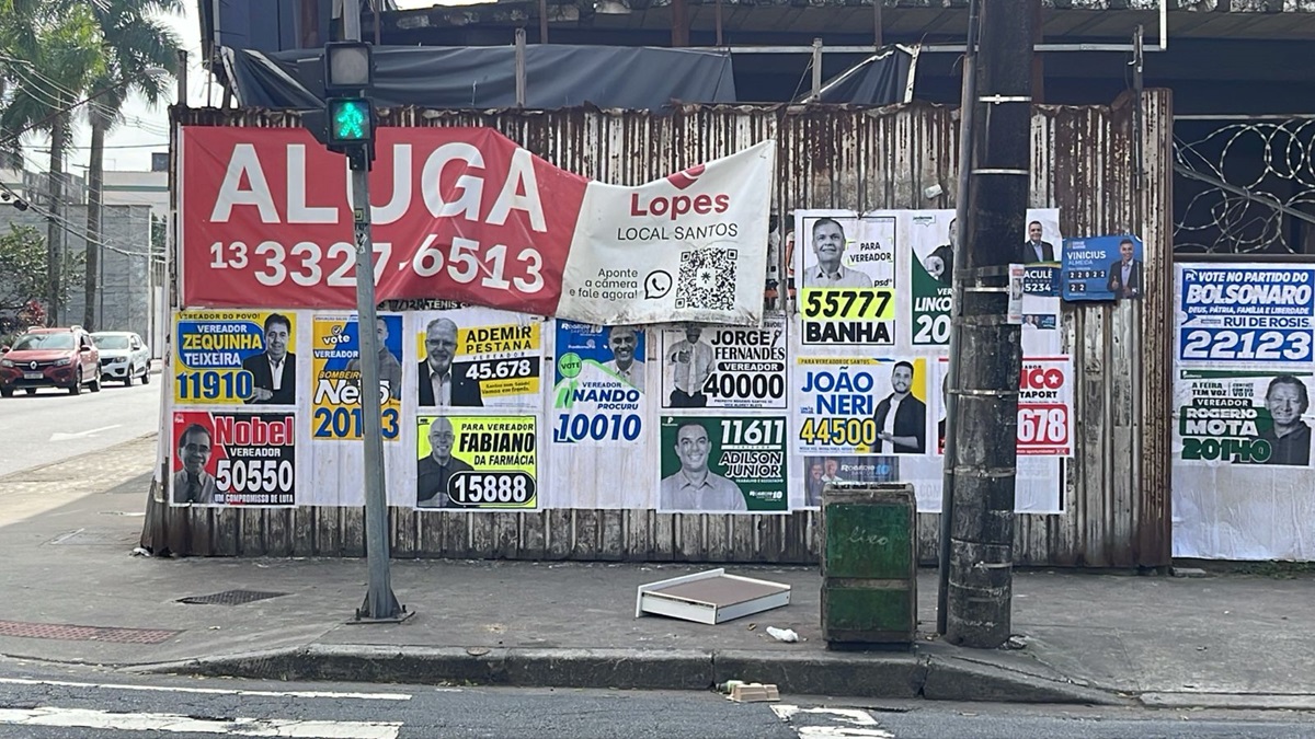 Publicidade de candidatos e partidos diferentes são fixadas em locais abandonados