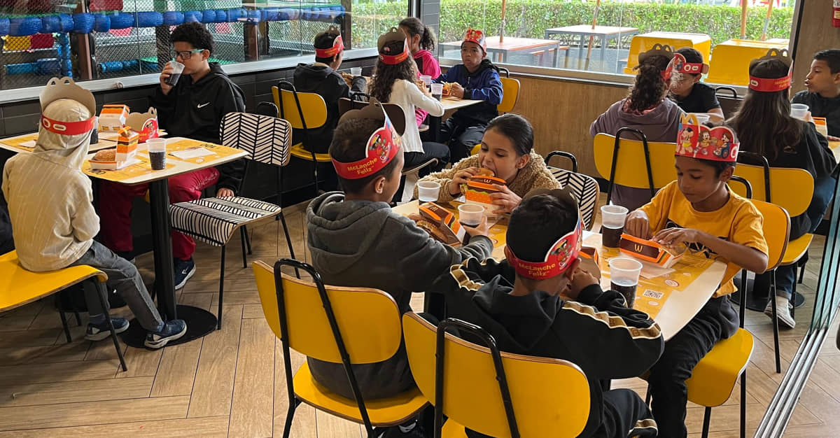 Crianças carentes de Santos e Cubatão comem no Mc Donald´s
