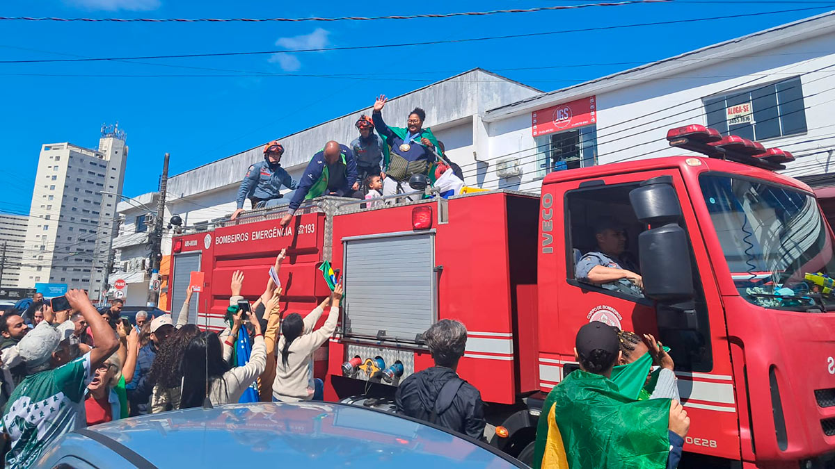 Beatriz Souza desfilou no carro do Corpo de Bombeiros