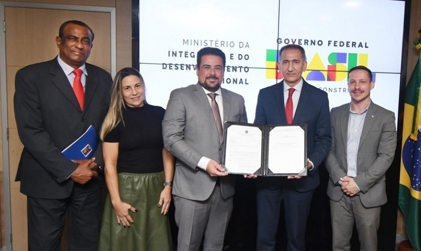 Durante a audiência com o ministro, estiveram presentes também o prefeito Felipe Augusto, a secretária de Habitação e Regularização Fundiária, Mirela Ramos, e o secretário de governo, Luis Carvalho