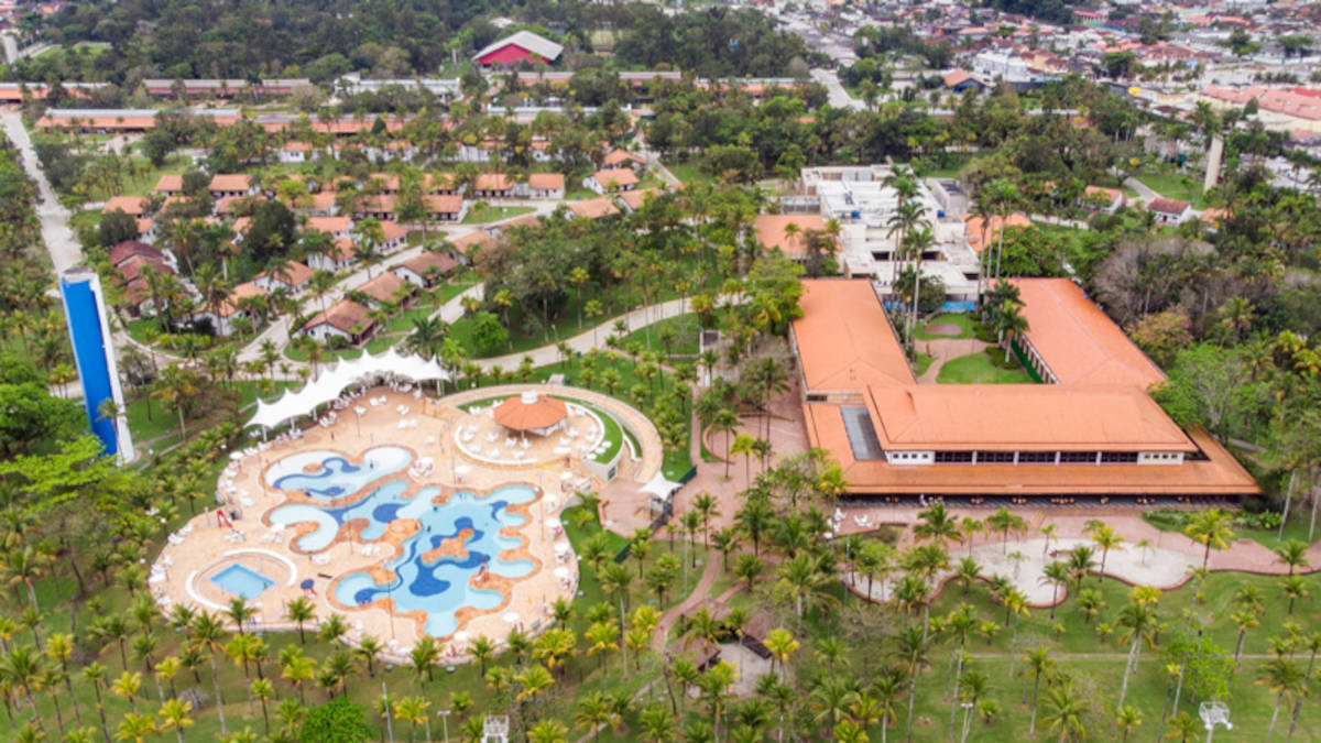 Conjunto de três piscinas para adultos e crianças está entre as atrações que o Sesc reserva