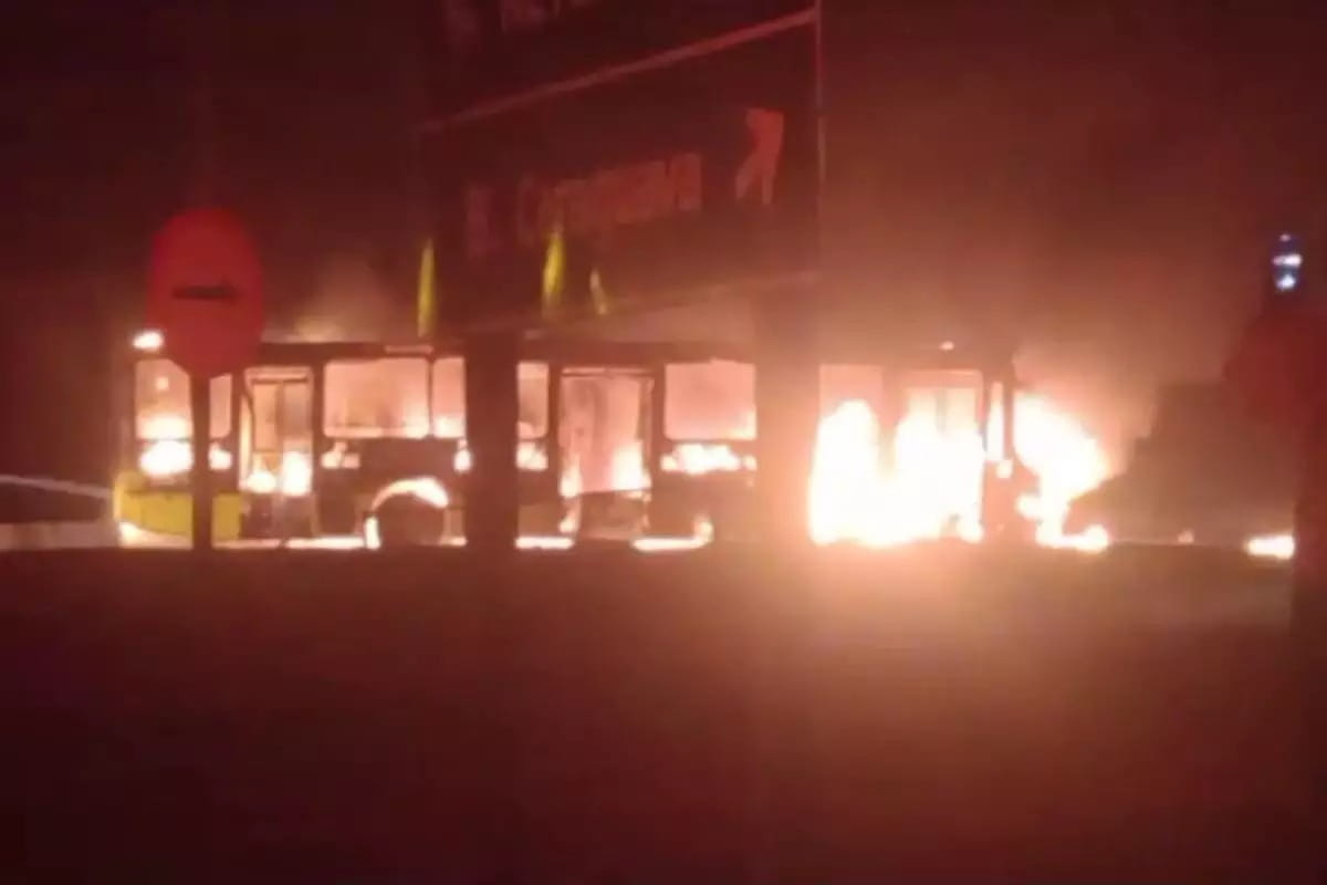 O caso foi registrado na Delegacia Sede de Peruíbe como lesão corporal, dano e incêndio