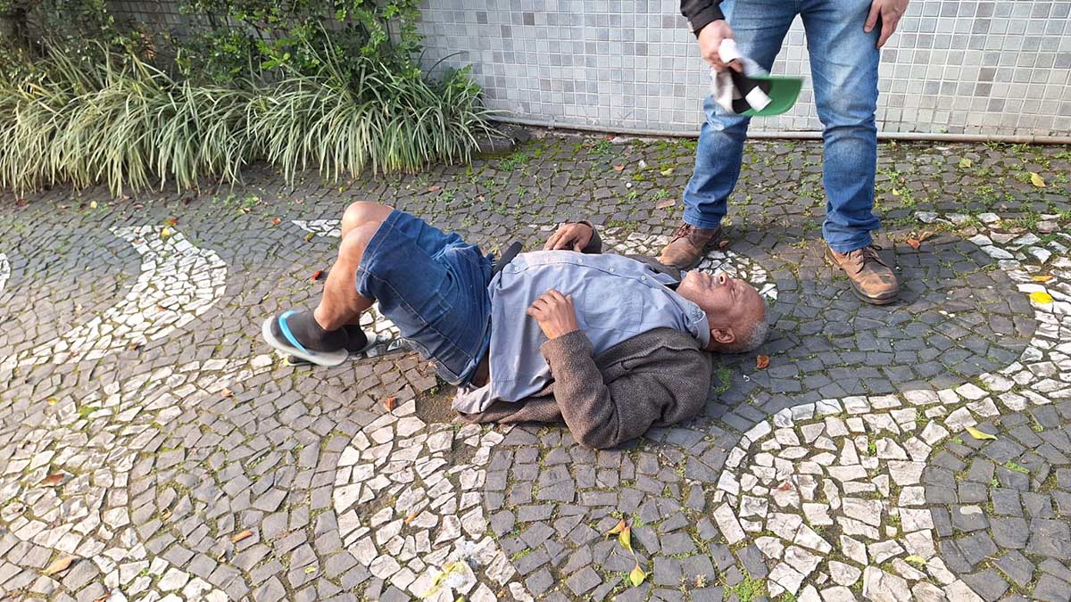 O idoso foi encontrado deitado na rampa do pronto socorro do hospital