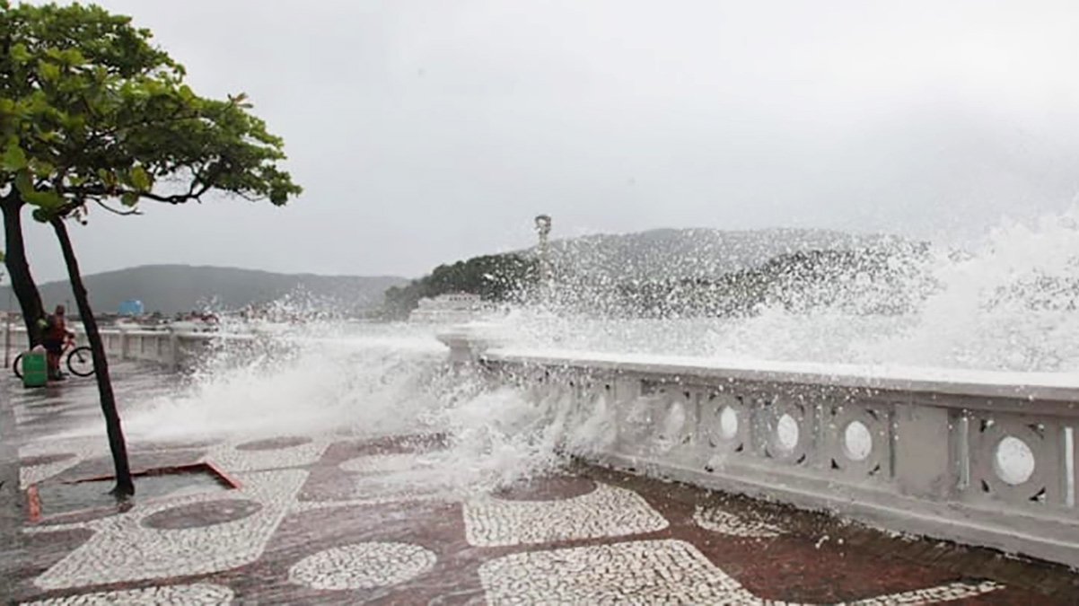 O Litoral de São Paulo enfrenta ainda chuva e ventos fortes devido à chegada de uma frente fria à região