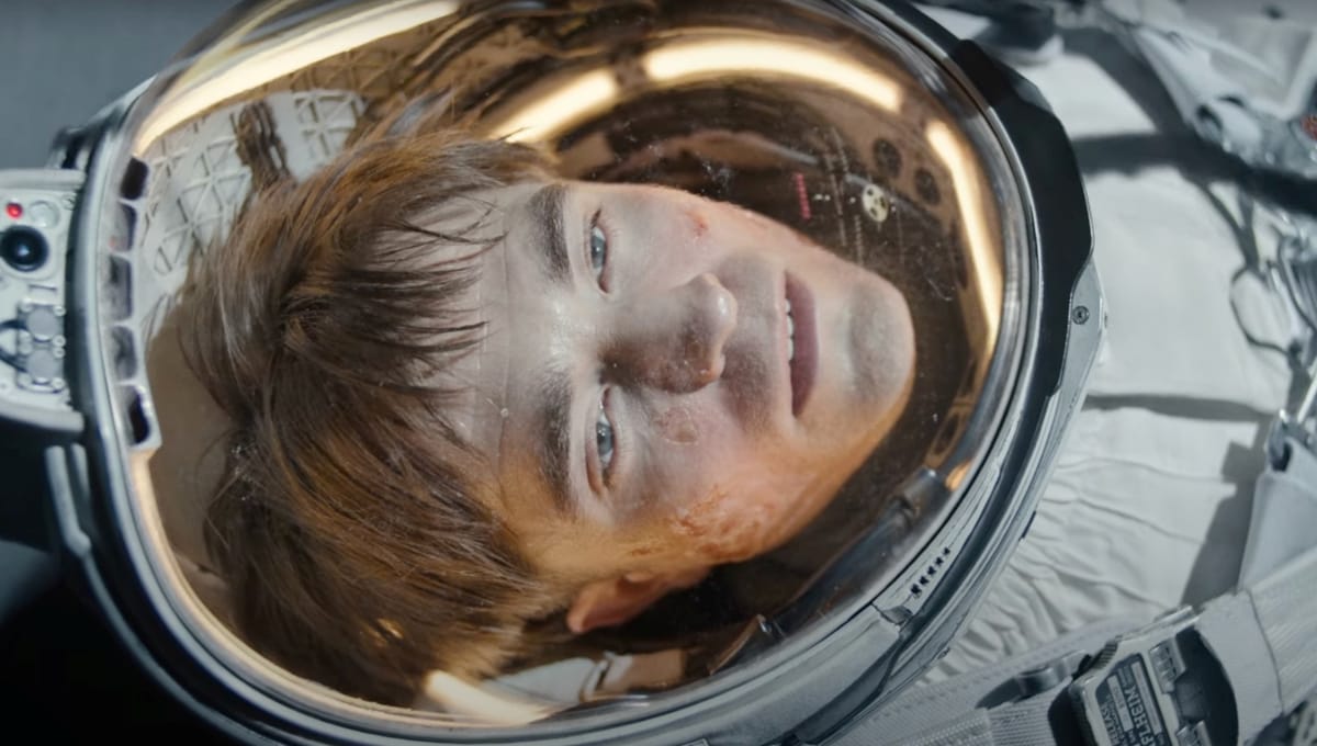 Robert Pattinson em cena de 'Mickey 17'