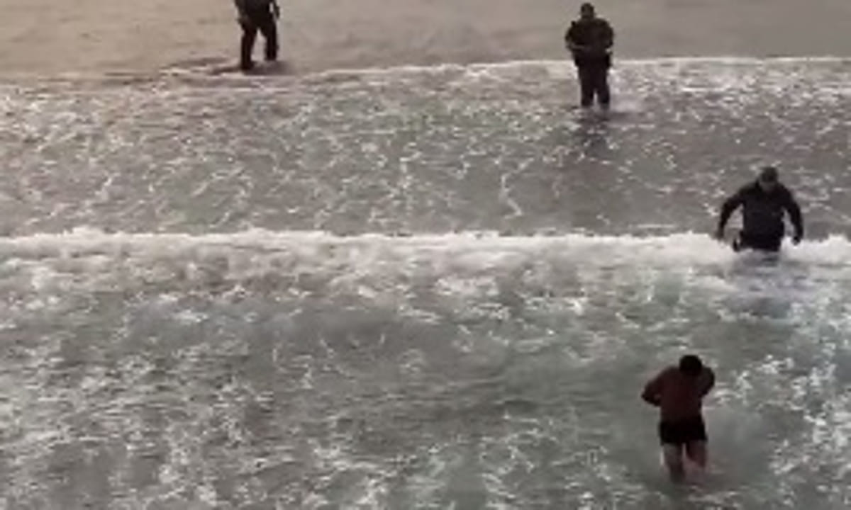 Ele chegou a correr para a praia e se misturar entre os banhistas, chegando a entrar na água