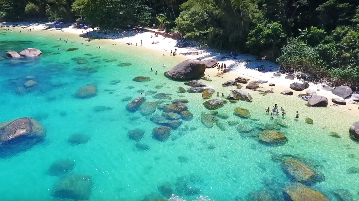 A praia de Ubatumirim, em Ubatuba, é a que registra a menor presença de microplástico