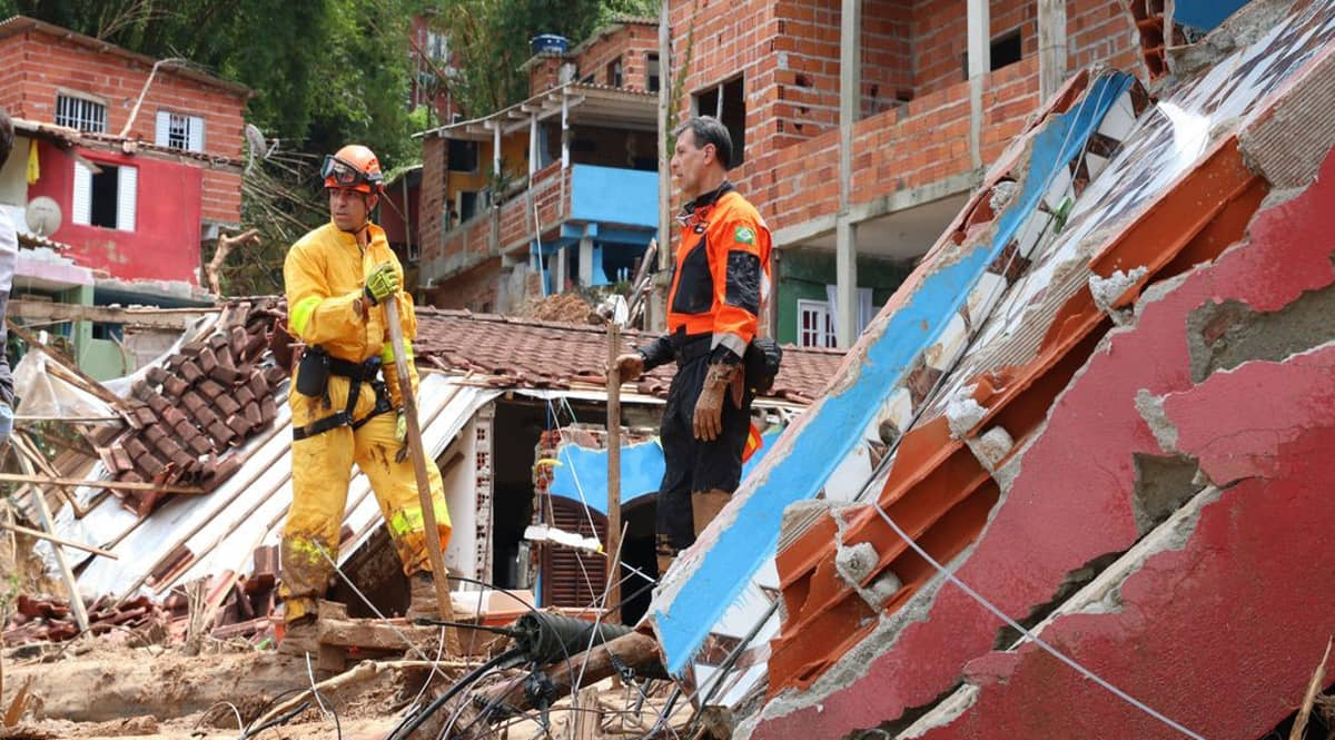 Bombeiros trabalham na tragédia de 2023 em São Sebastião