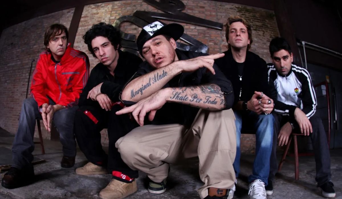 Chorão com os integrantes da banda 'Charlie Brown Jr.'