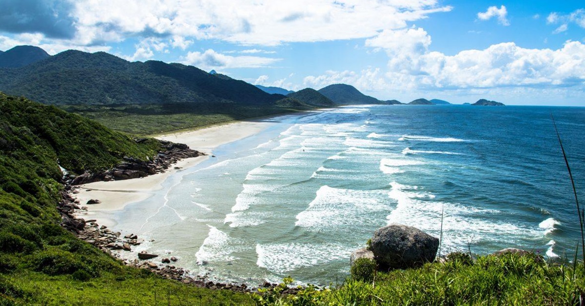 Para acessar a Ilha do Cardoso, só de barco; mas a viagem vale a pena