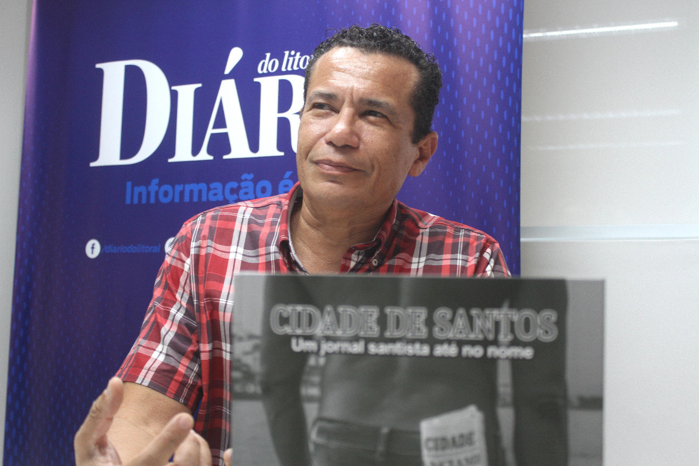 O jornalista e escritor Marcos Santana visitou a redação do Diário do Litoral para falar sobre seu novo projeto, o livro