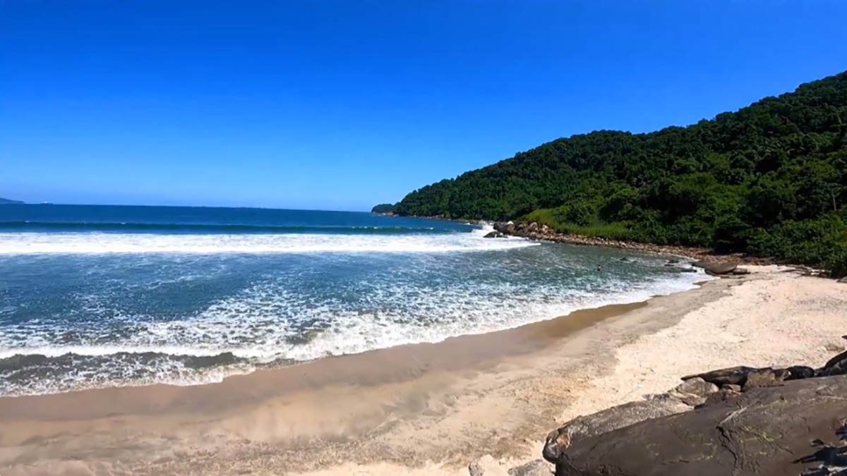Poucos sabem da existência da praia de Itaquitanduva, localizada atrás do Morro do Xixová