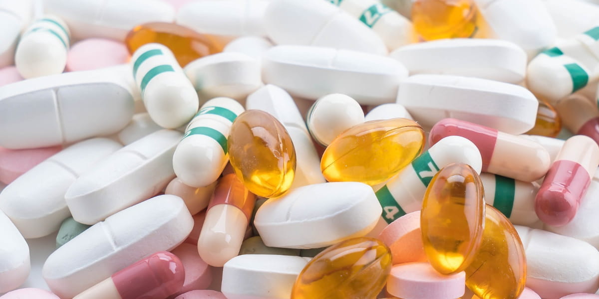 Podem ser considerados de alto custo, medicamentos fundamentais no tratamento de doenças crônicas e que custem mais de 70% do salário mínimo