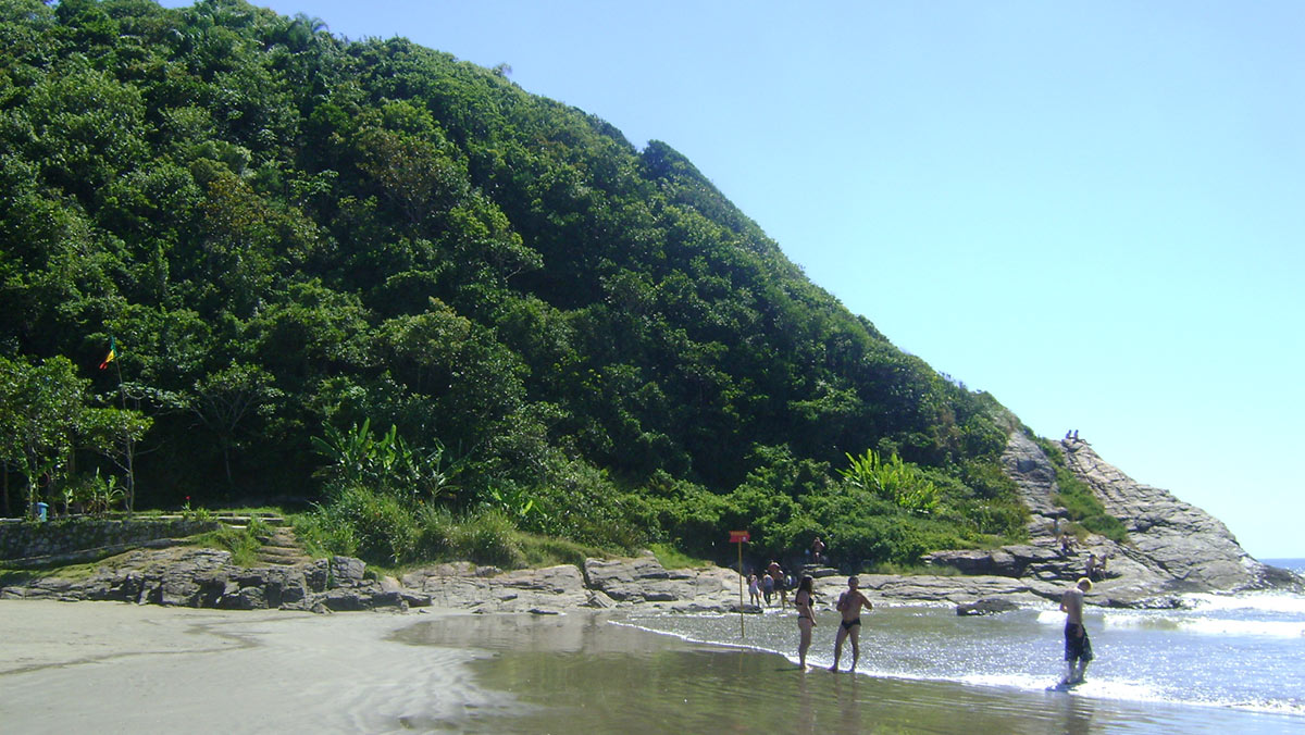 A Prainha também oferece vários atrativos como o Monumento Mulheres de Areia e a Ilha das Cabras