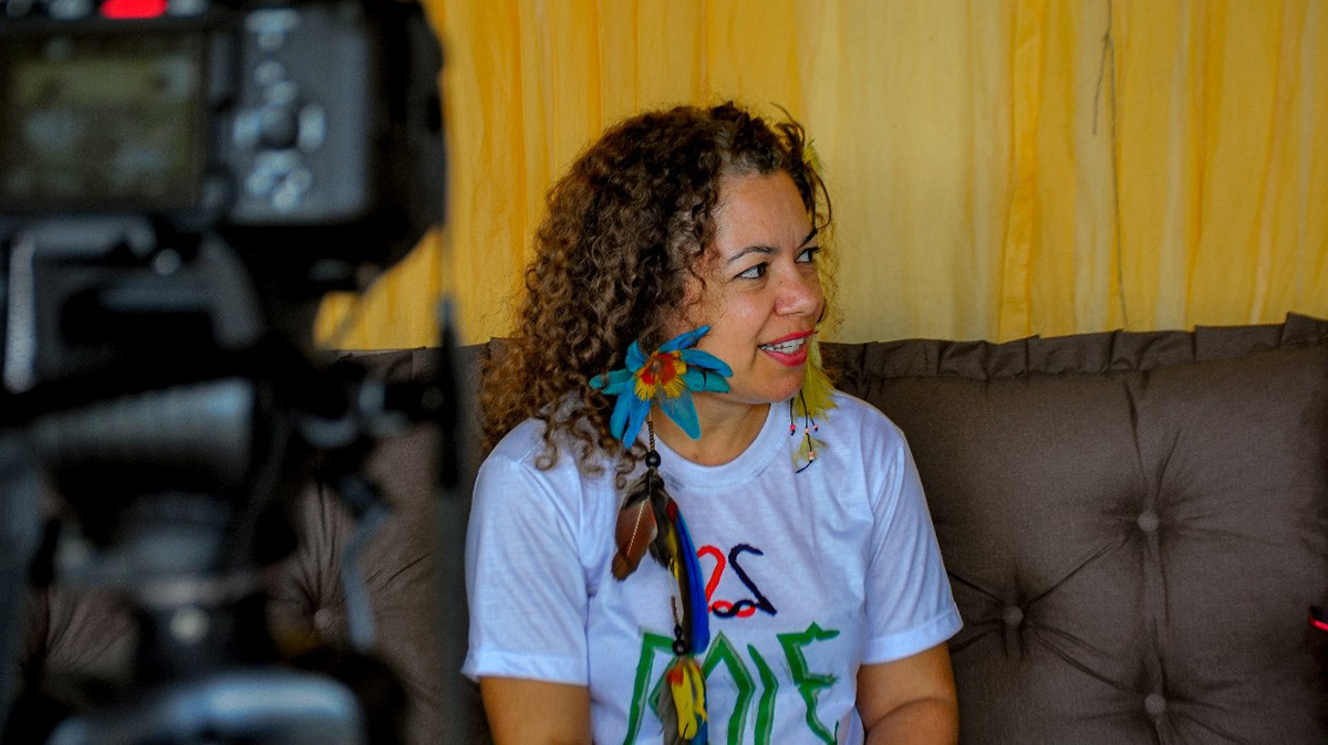 A diretora do projeto Jaíra fala como são as aulas de audiovisual em um espaço, em Itanhaém