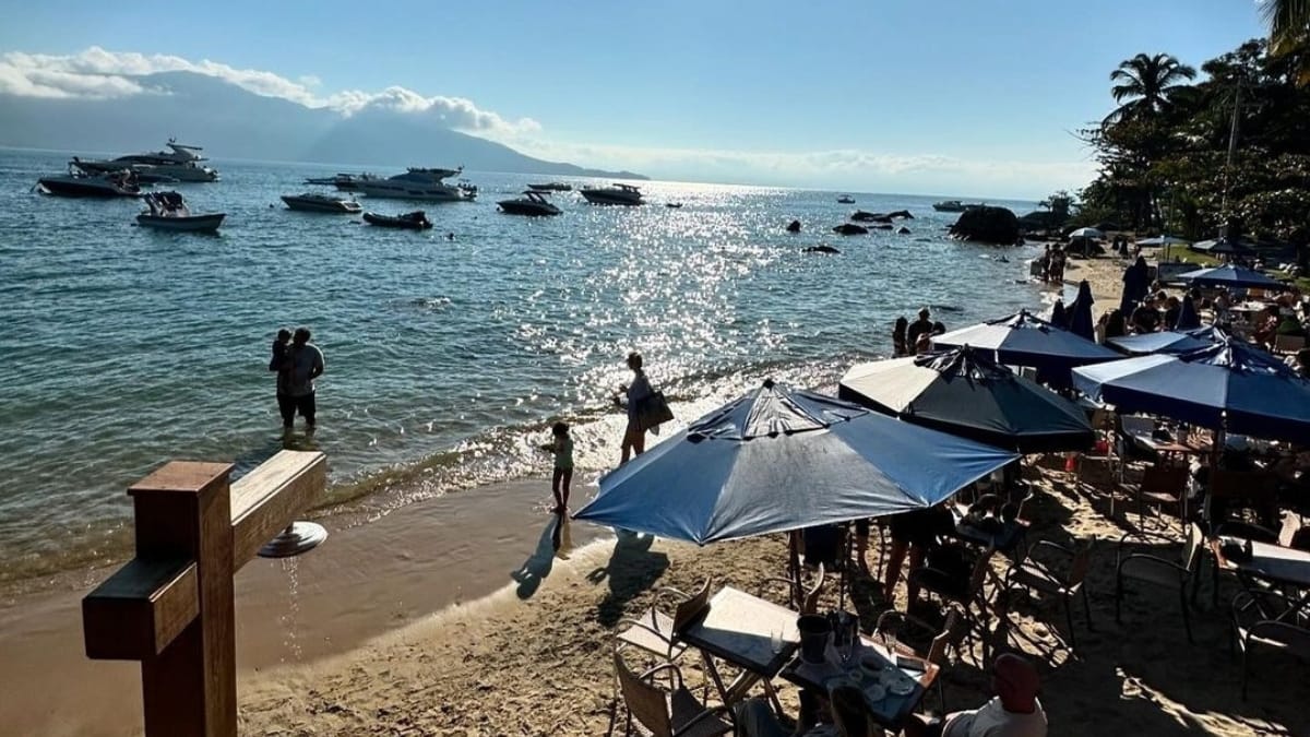 Alguns restaurantes da lista oferecem a experiência de comer em uma mesa 'pé na areia'; na foto, a paisagem do Restaurante Viana, em Ilhabela