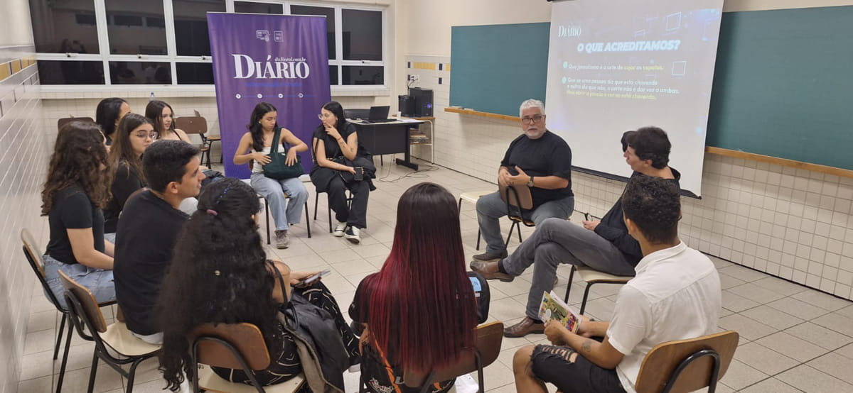 Mais de 40 empresas participaram da feira, oferecendo dicas profissionais, oportunidades de estágio e brindes aos estudantes