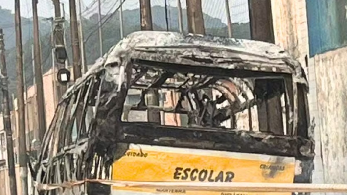 Uma van escolar acabou destruída após pegar fogo na manhã da última sexta-feira (20/9), em Guarujá, no litoral de São Paulo