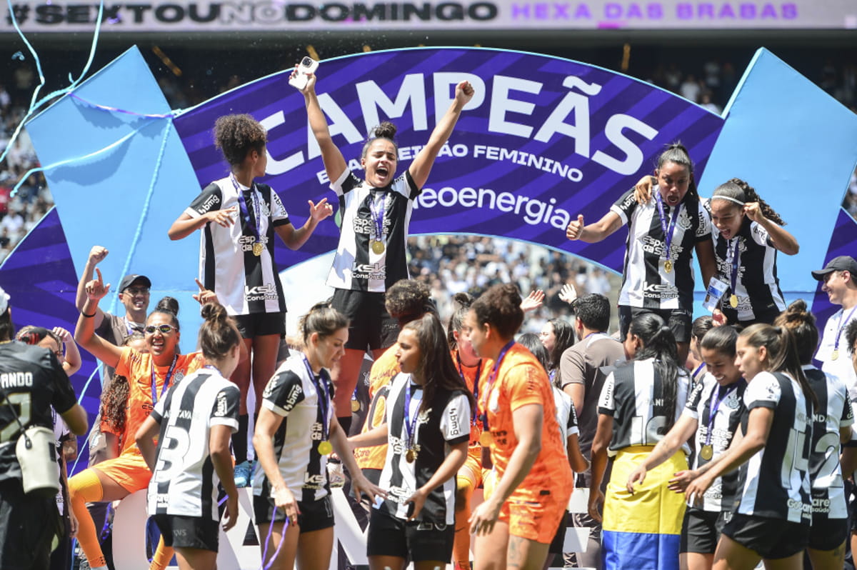 Corinthians foi a campeã do campeonato brasileiro feminino ao vencer o São Paulo por 2x0 em partida realizada no Neo Química Arena, no último domingo (22)